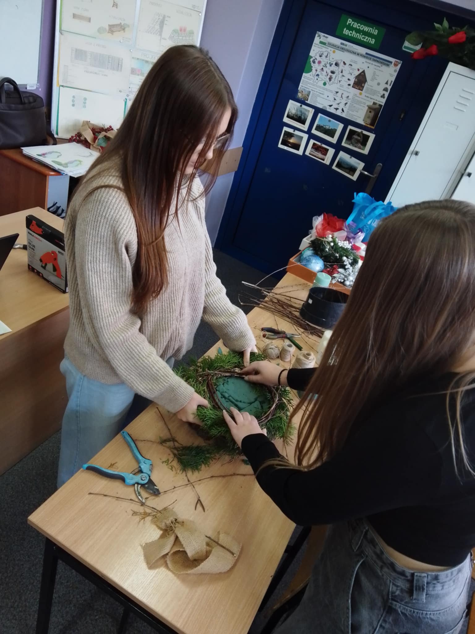 Dwie uczennice przygotowują podstawę pod wieniec adwentowy2