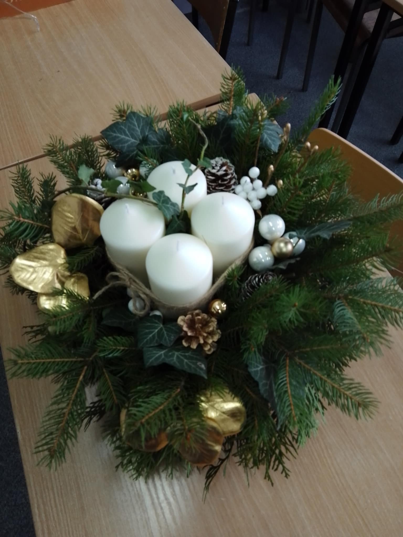 Wieniec adwentowy z igliwia i 4 białych świec