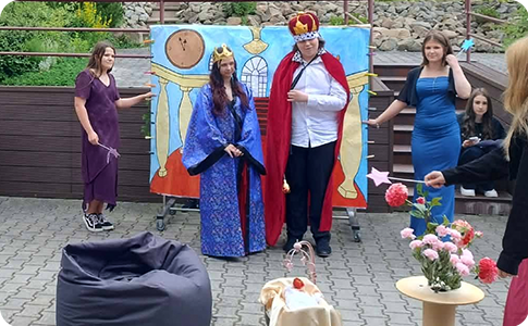 uczniowie w trakcie plenerowego przedsttawienia