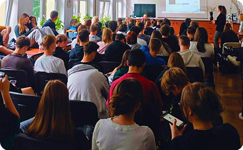 Sala pełna uczniów 