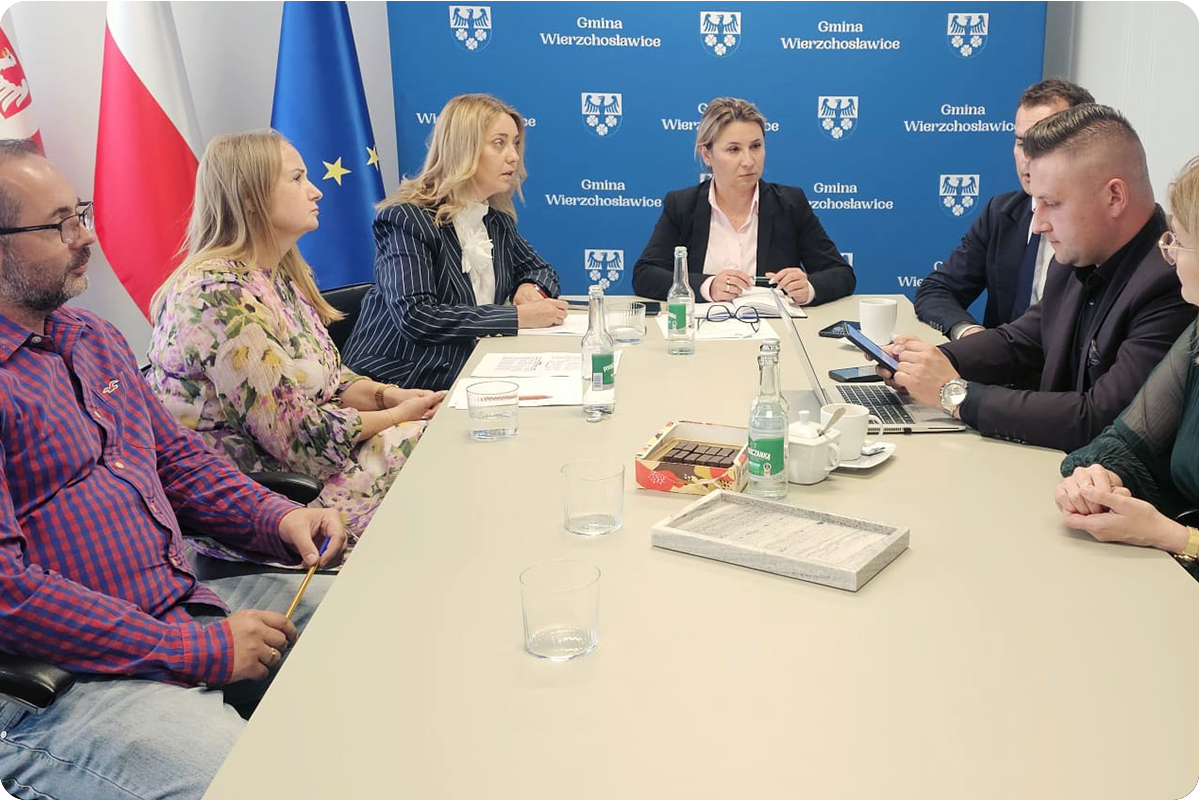 Uczestnicy przy stole w trakcie dysskusji