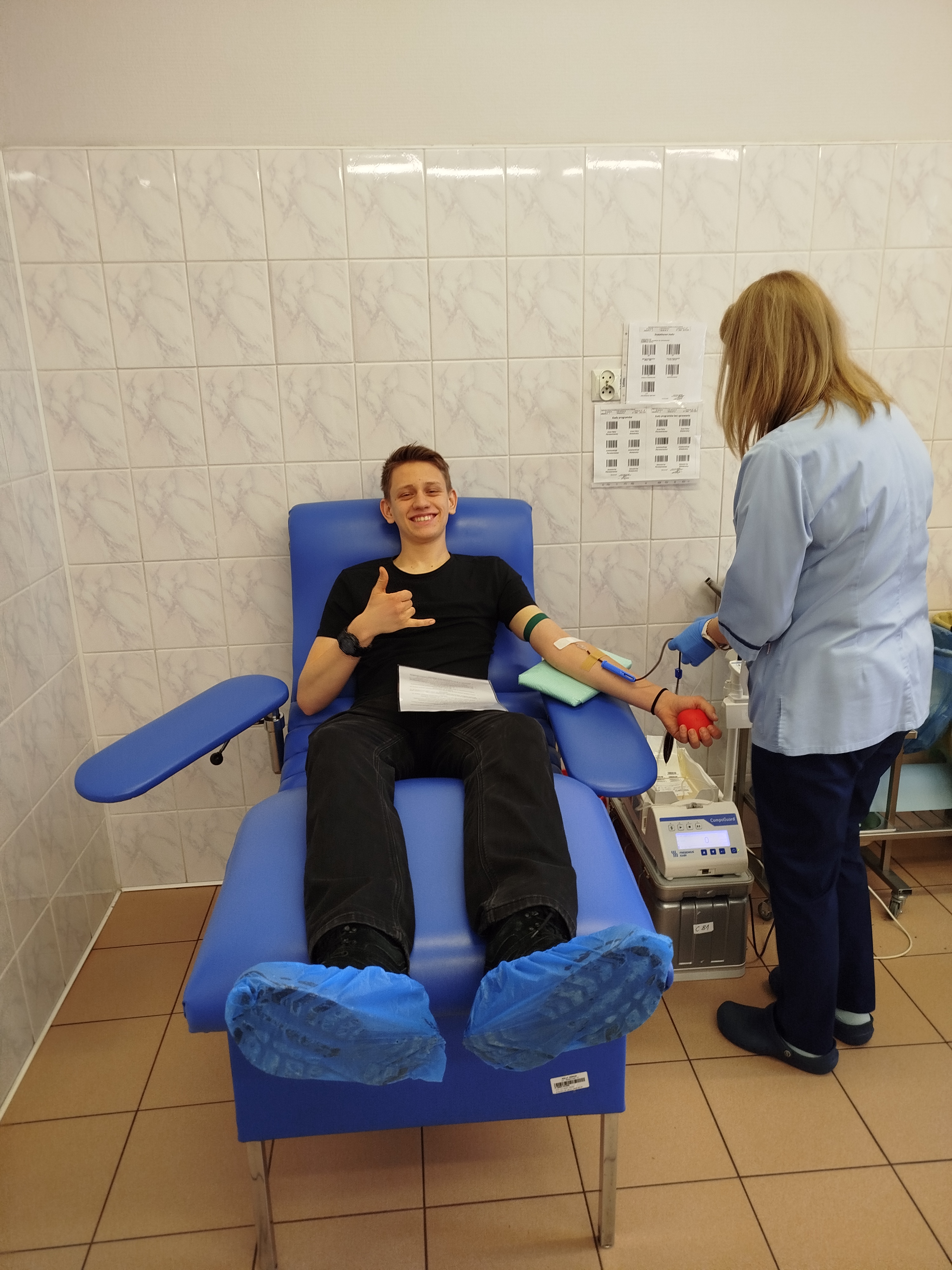 uczen oddajacy krew obok pielegniarka