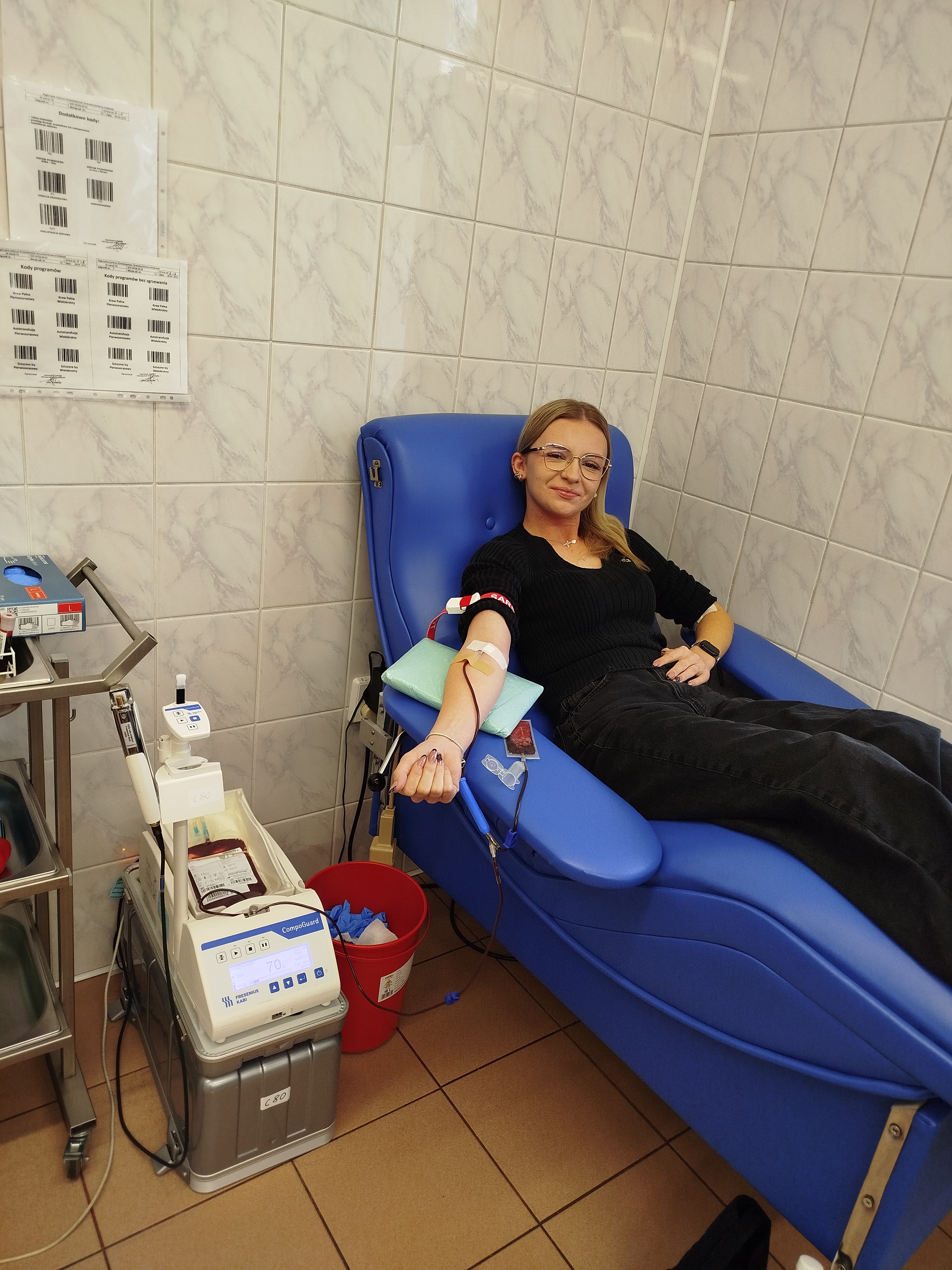 zadowolona uczennica oddajaca krew