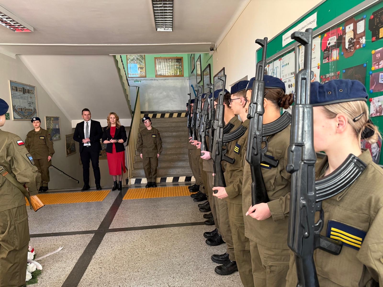 apel szkola pani dyrektro wraz z uczniami w mundurach