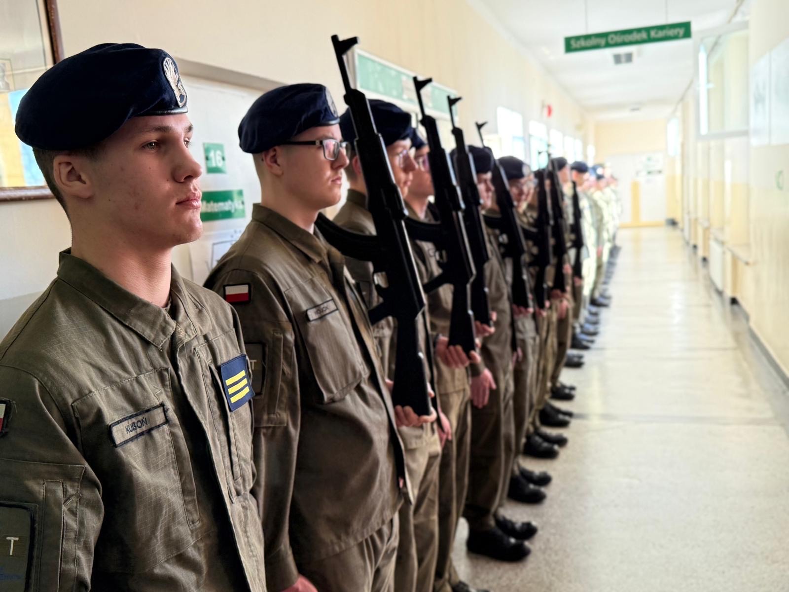 kolumna uczniow wmundurach