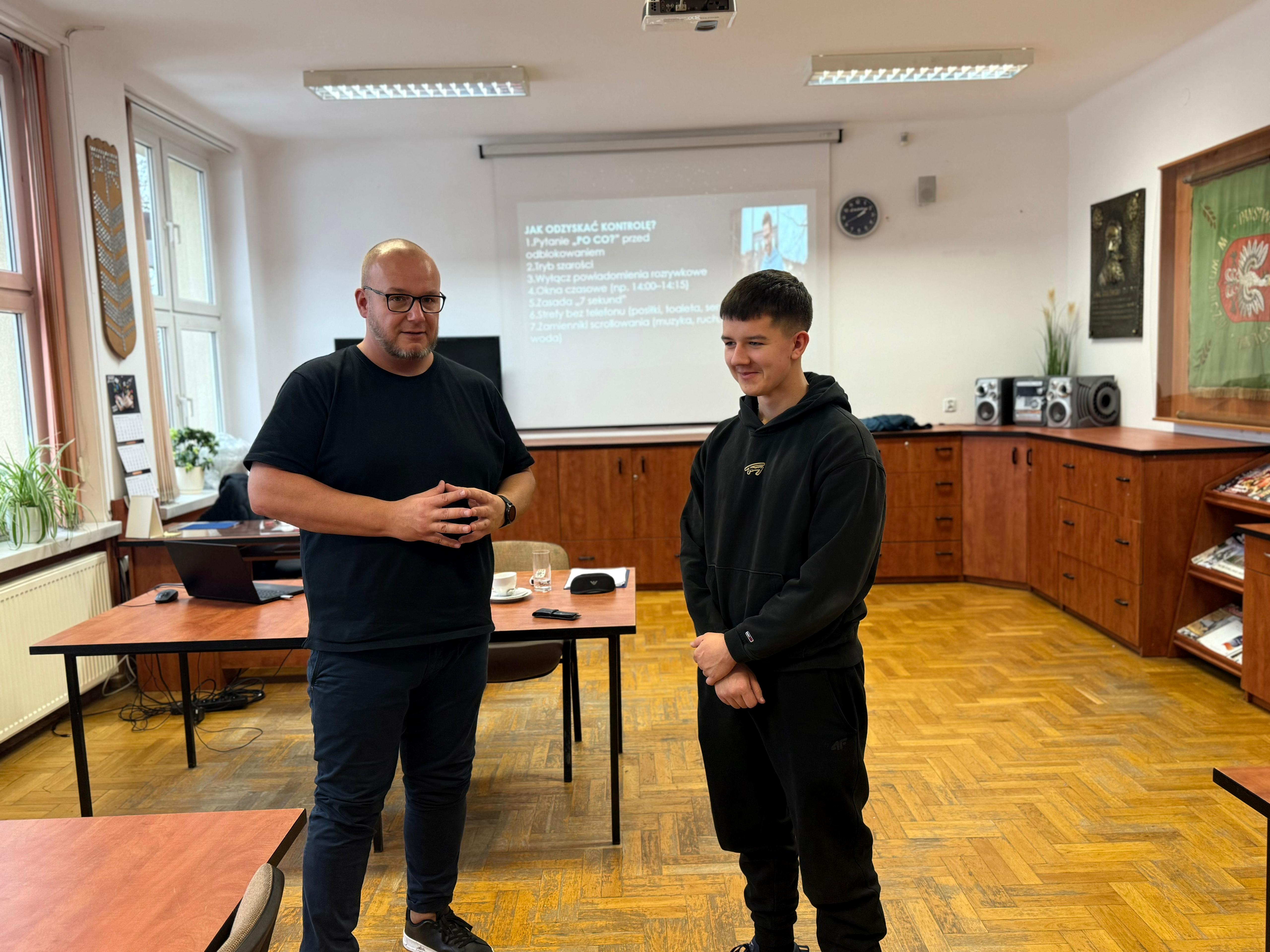 uczeń rozmawiajacy z prowadzącym