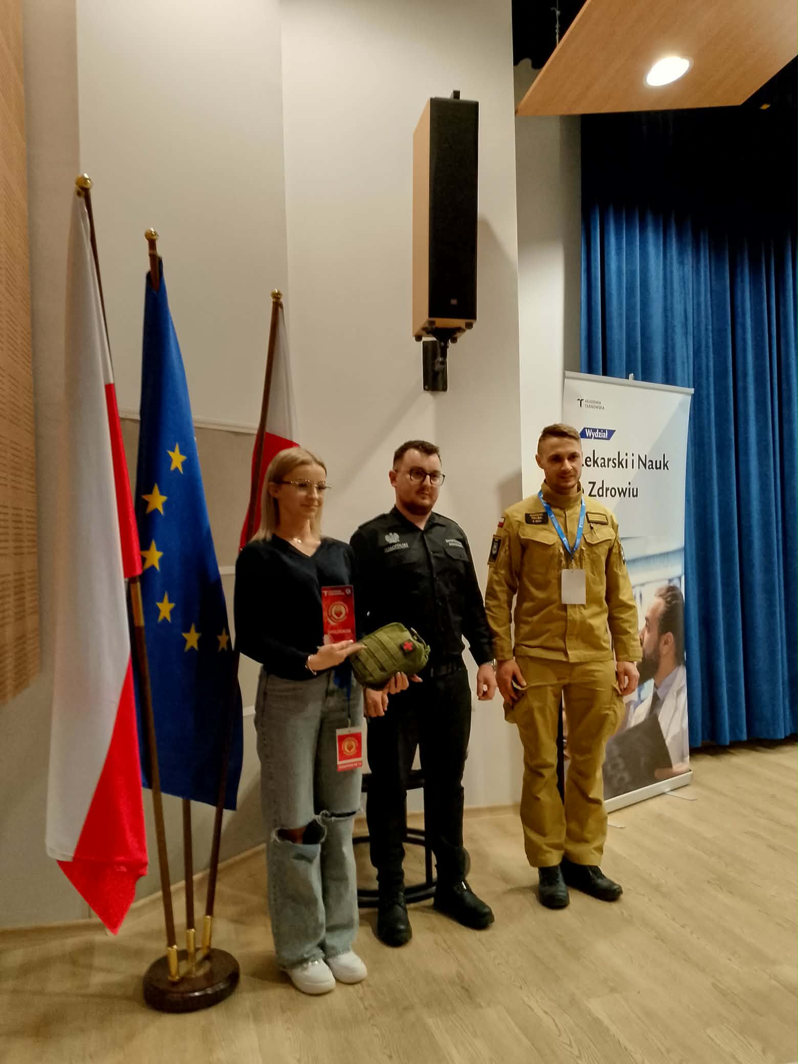 Zakończenie otrzymanie statutetki jpg