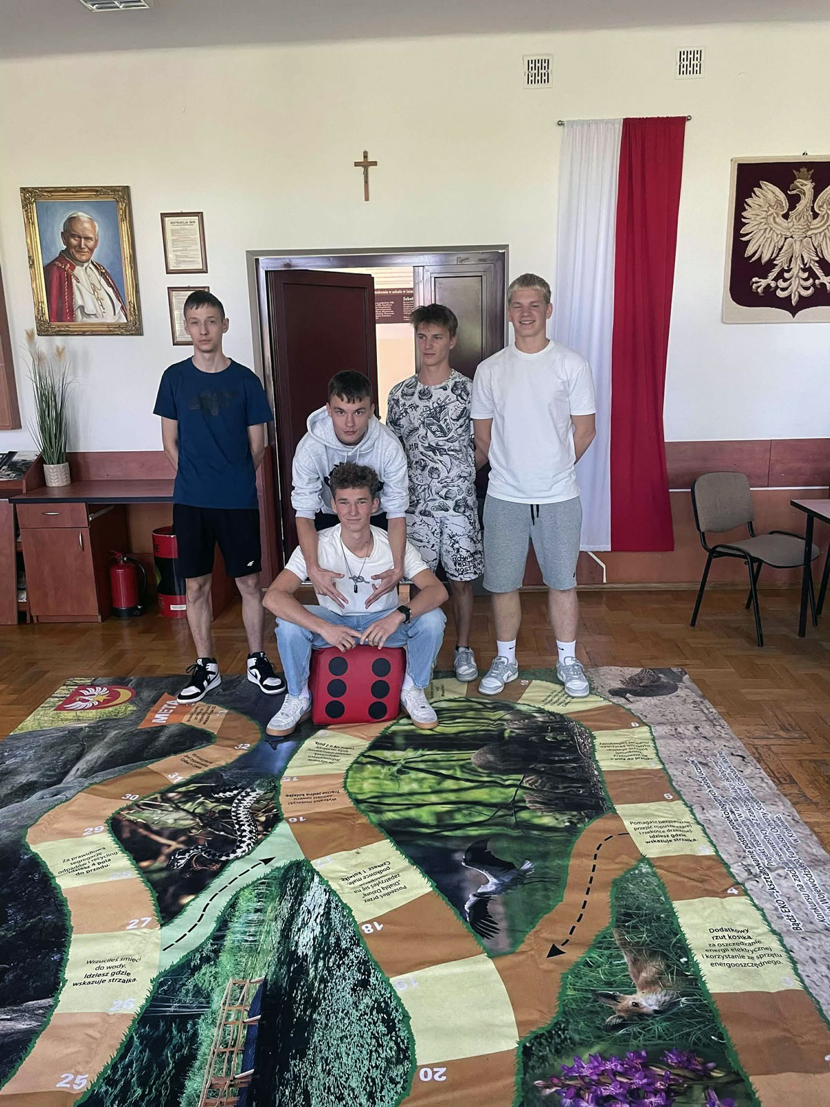 Uczniowie biorący udział w konkursie gry planszowej wielkoformatowej.