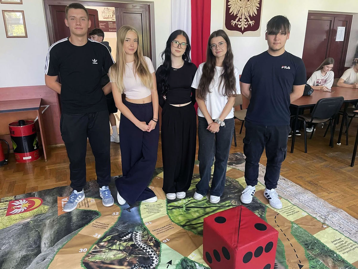 Uczniowie biorący udział w konkursie gry planszowej wielkoformatowej.