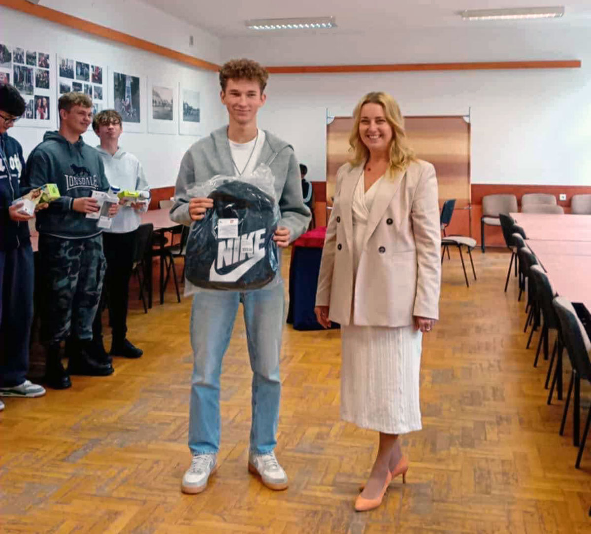 Uczeń wraz z Pani Dyrektor po odebraniu nagrody.