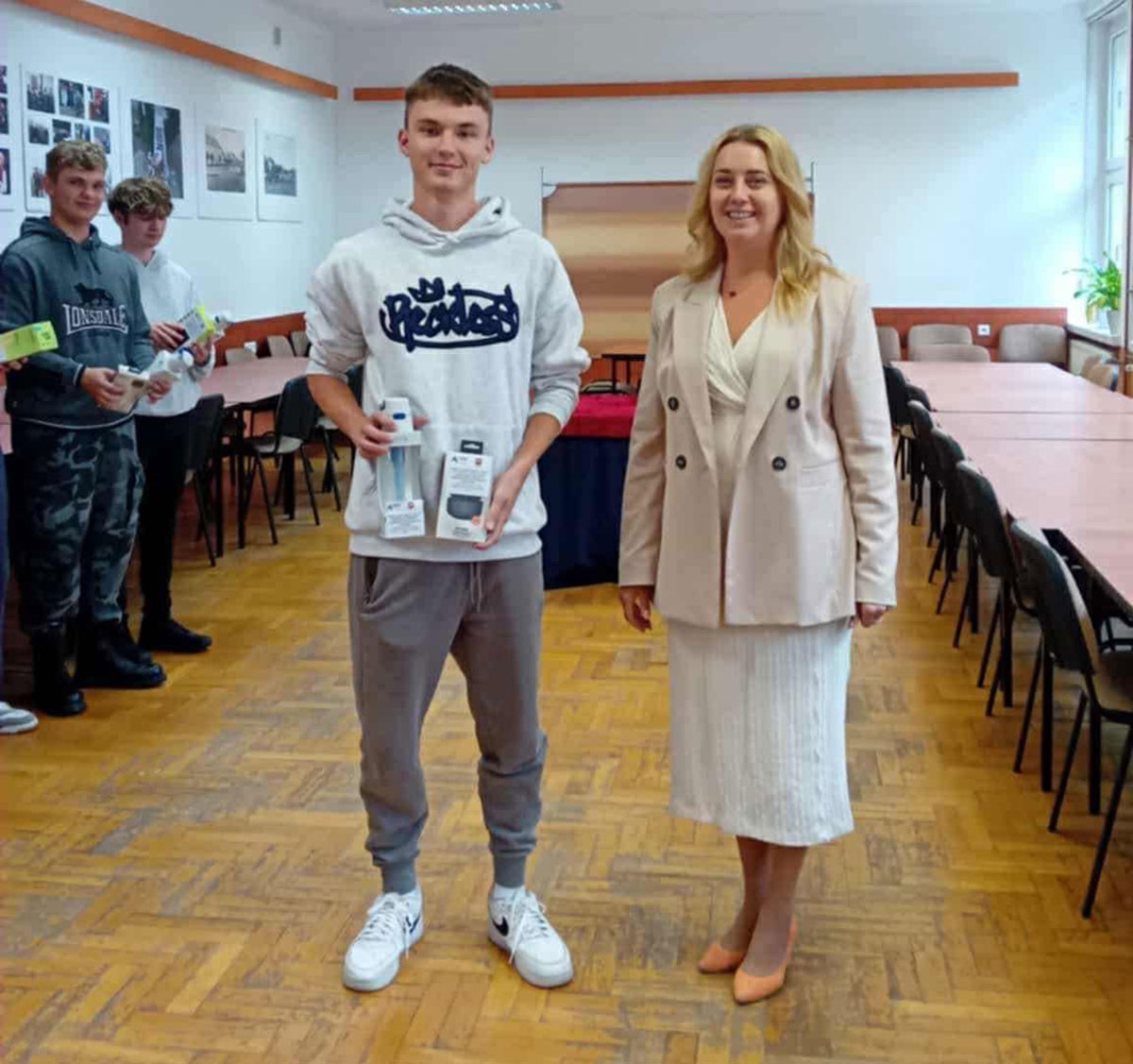 Uczeń wraz z Pani Dyrektor po odebraniu nagrody.