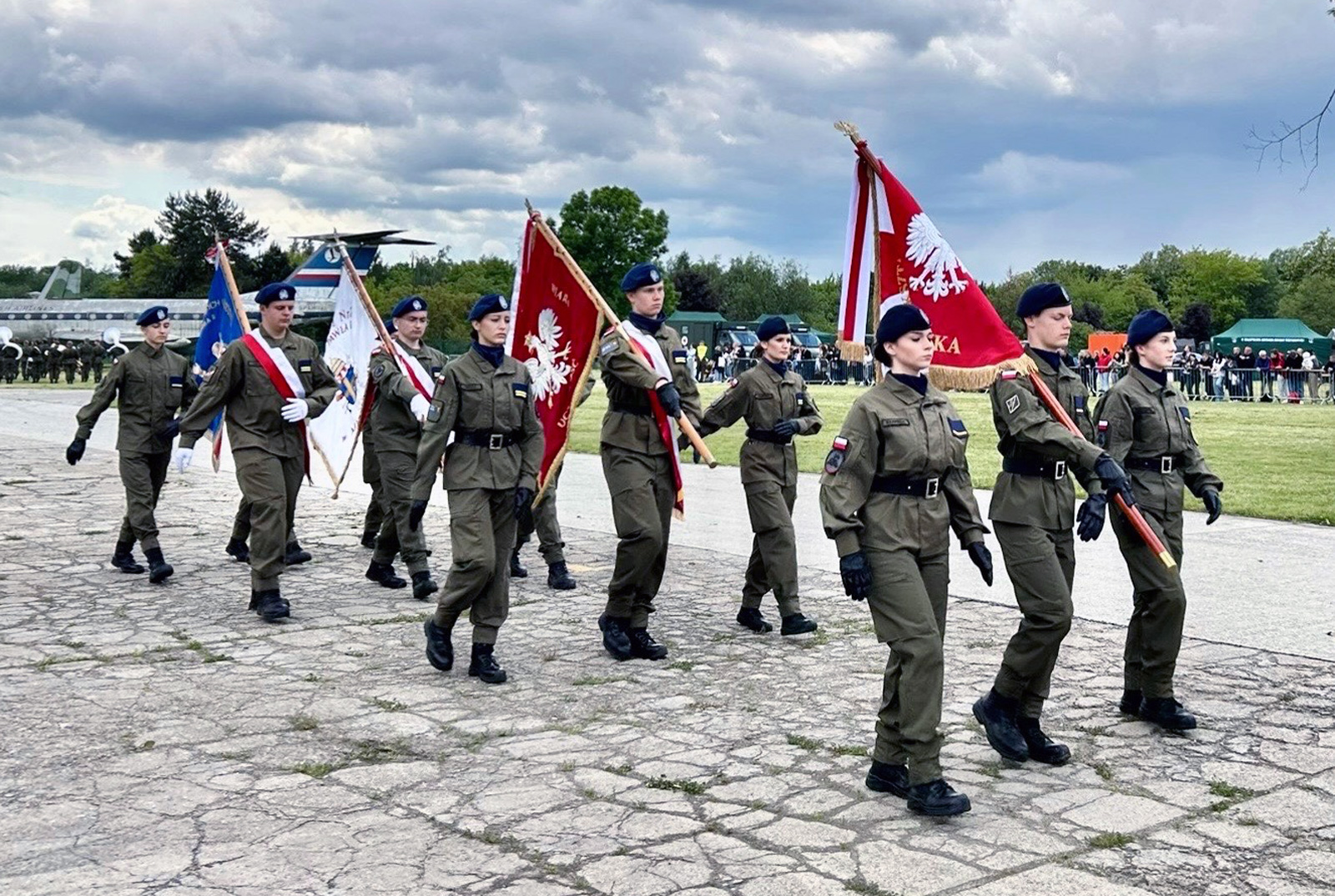 Maszerujący uczestnicy