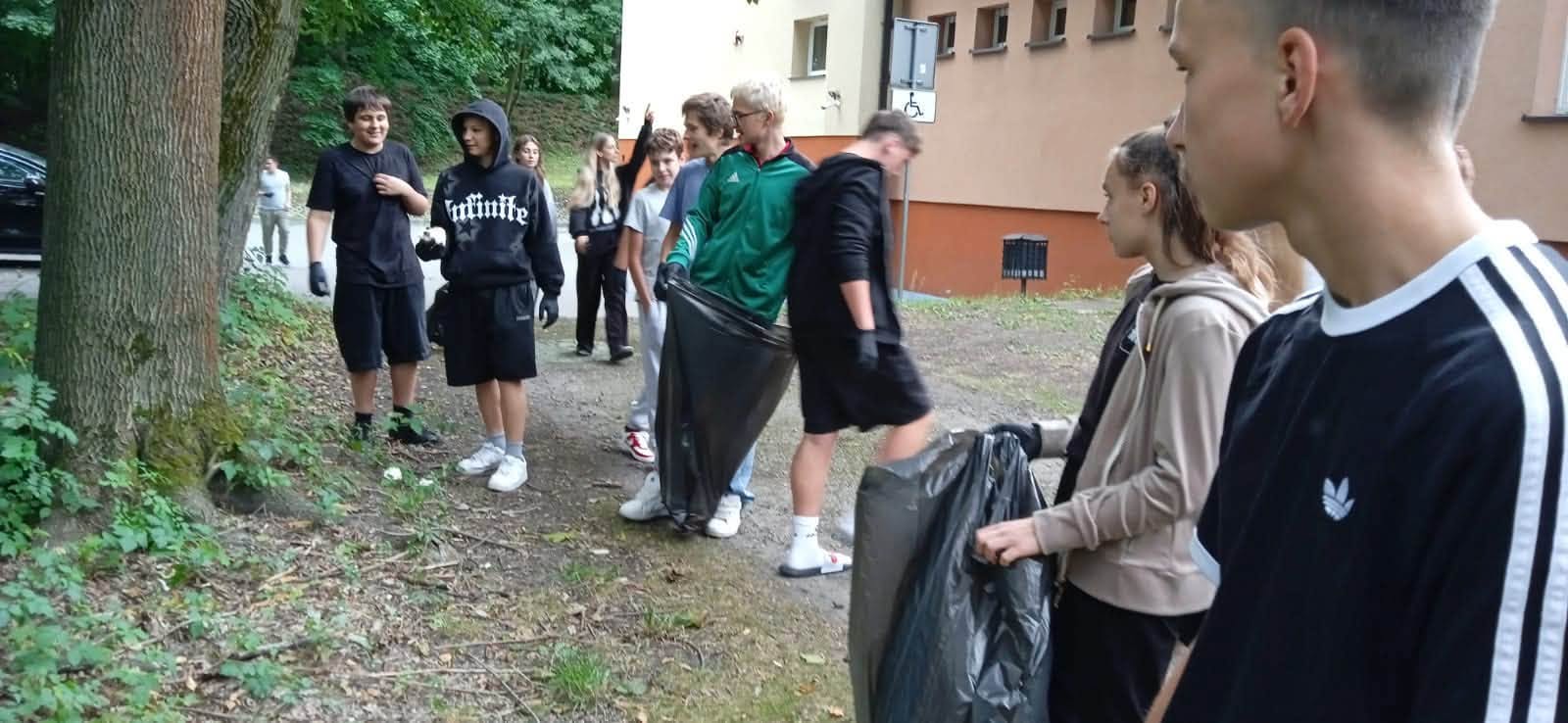 Wychowankowie internatu podczas akcji „Sprzątanie Świata”.