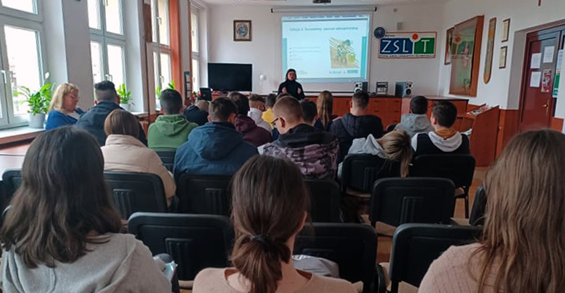 Spotkanie uczniów klas kończących szkołę z przedstawicielem ZUS z Tarnowa