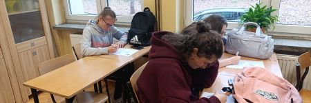 uczniowie rozwiazujacy test wiedzy