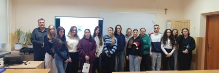 zdjecie grupowe uczniow z przedstawicielami krus