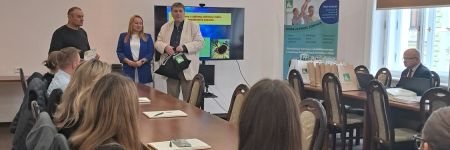 zdjecie grupowe w trakcie szkolenia