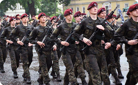 Uczniowie maszerujacy w deszczu