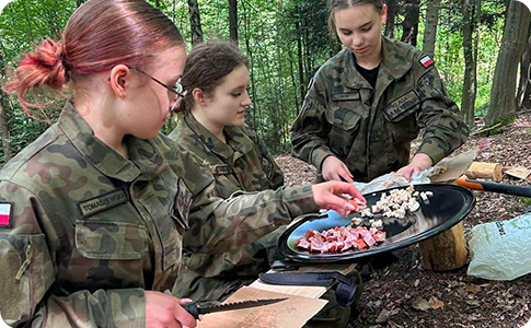 Uczniowie w trakcie przygotowania posiłku