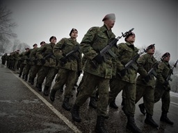 Uczniowie klas mundurowych na terenie koszar 6 Batalionu — fotografia 3
