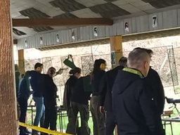 Uczniowie klasy mundurowej ZSLiT w Wojniczu w honorowej czołówce I Turnieju Strzeleckiego o Puchar Regionu IPA Tarnów w ramach zawodów o Puchar Prezesa MGW IPA