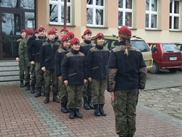 Młodzież klas mundurowych na niezwykłej lekcji historii przy grobach wojnickich Żołnierzy Wyklętych